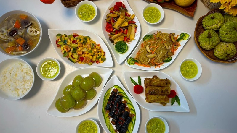 Mâm cỗ Tết Vegan đủ dinh dưỡng từ đậu, hạt và rau củ tươi cho gia đình Việt