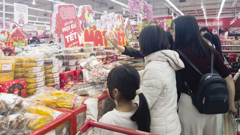 Người dân đi chợ Tết có kế hoạch để mua sắm vừa đủ