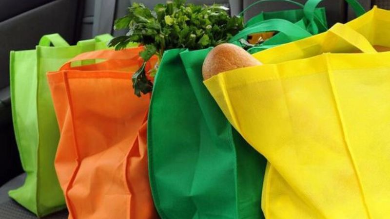 Thói quen dùng túi vải và làn cói thay thế túi nilon khi sắm Tết