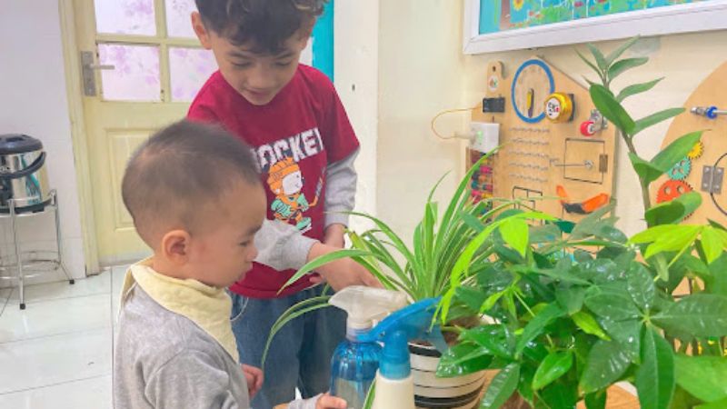 Gia đình cùng nhau trồng cây xanh ý nghĩa đầu năm mới