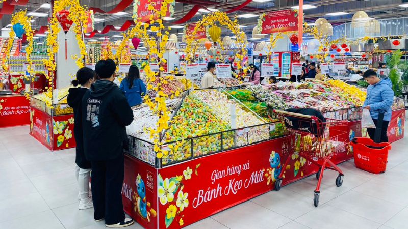 Giỏ hàng mua lẻ từng món thực phẩm và đồ gia dụng chuẩn bị đón Tết