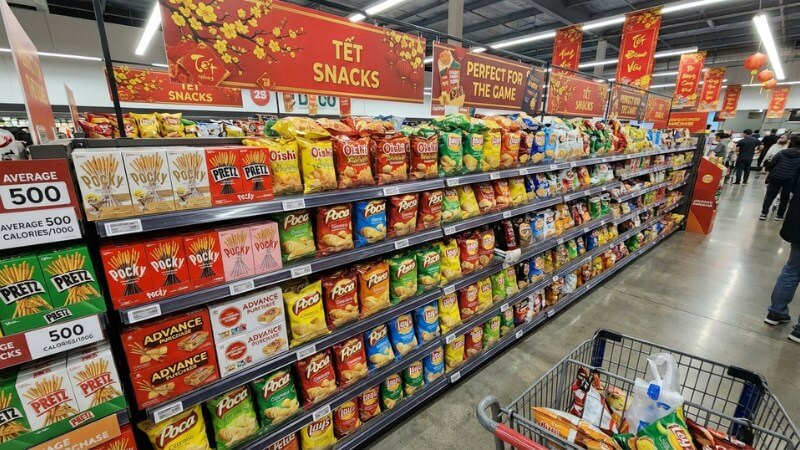 Kệ snack mặn trong siêu thị