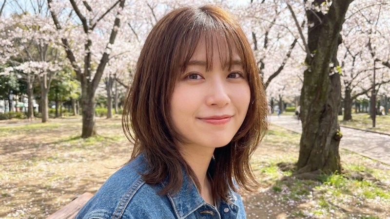 Tóc layer kết hợp mái thưa giúp gương mặt trông cân đối hơn