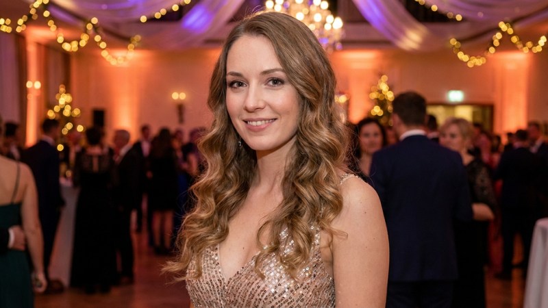 Tóc uốn chữ S nhẹ mang vẻ sang trọng và thanh lịch