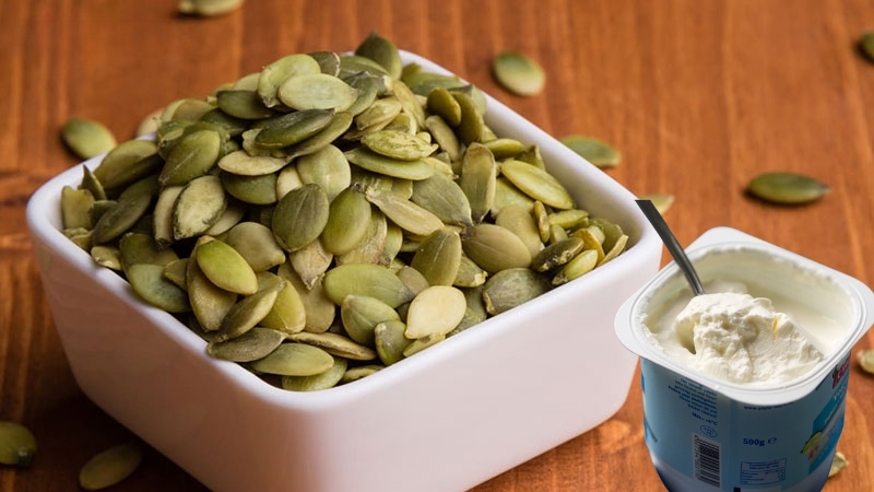 Có thể ăn hạt bí cùng sữa chua không đường