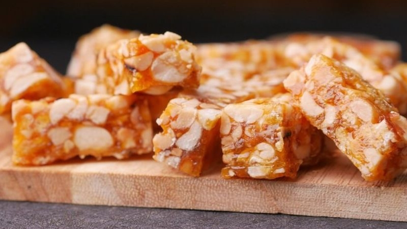 Ăn kẹo lạc có béo không phụ thuộc chủ yếu vào khẩu phần và tần suất sử dụng