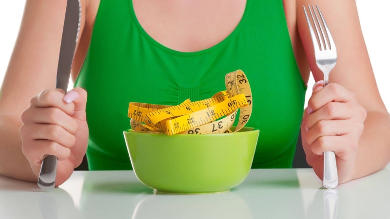 Người đang siết cân nghiêm ngặt nên hạn chế ăn kẹo lạc