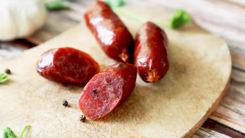 100g lạp xưởng có thể cung cấp một lượng calo đáng kể