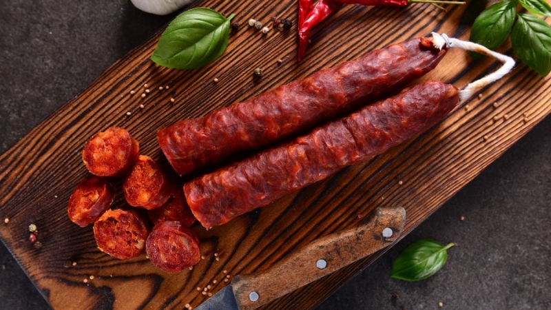 Trên cùng một khối lượng, lạp xưởng khô thường chứa nhiều calo hơn