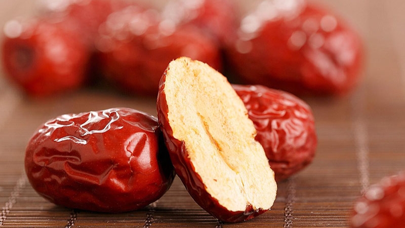 Nhiều người e ngại vị ngọt đậm của táo đỏ khô có thể gây tích mỡ và tăng cân