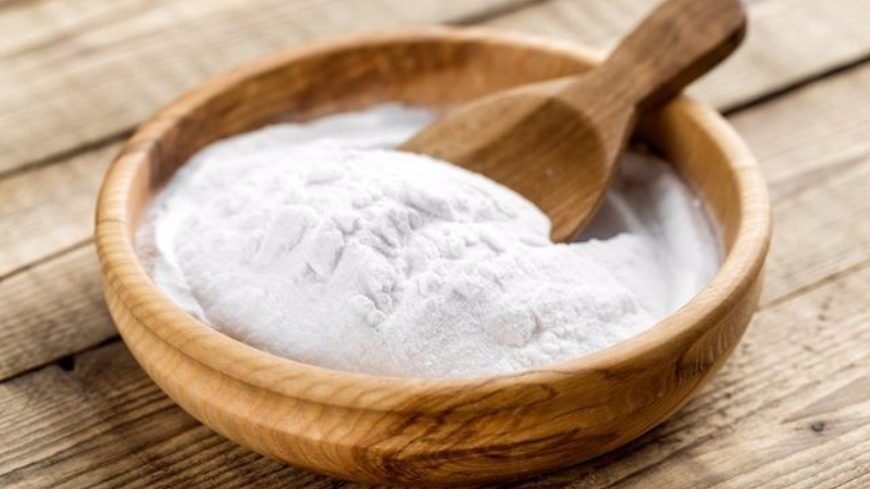 Baking soda (Natri bicacbonat - NaHCO₃) là bột trắng có tính kiềm nhẹ