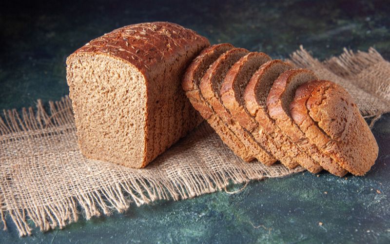 100g bánh mì nguyên cám chứa 186 - 250 calo