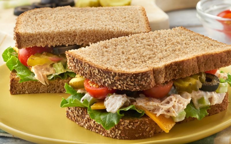 Bạn có thể ăn bánh mì nguyên cám kết hợp với rau củ