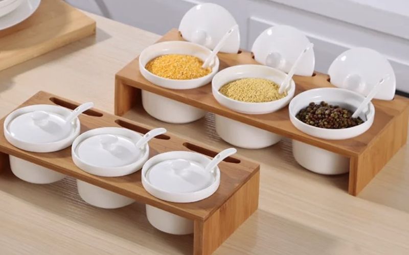 Bạn nên sử dụng hũ đựng chuyên dụng để bảo quản bột canh tránh bị ẩm mốc