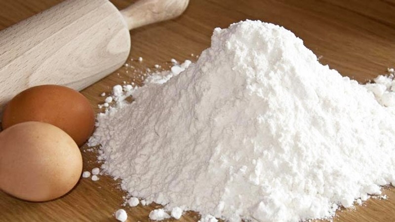 Bột nở được trộn vào hỗn hợp nguyên liệu ướt