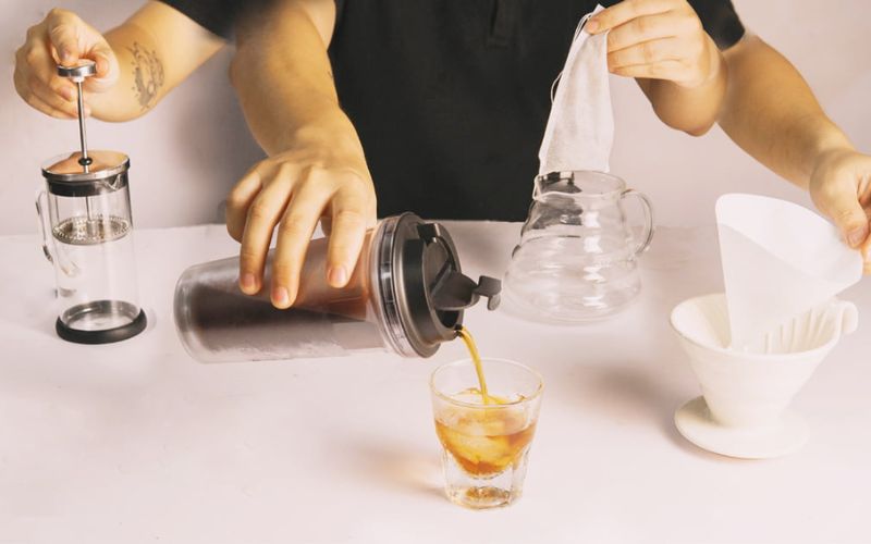 Sau khi ủ cà phê, bạn tiến hành lọc bã để thưởng thức