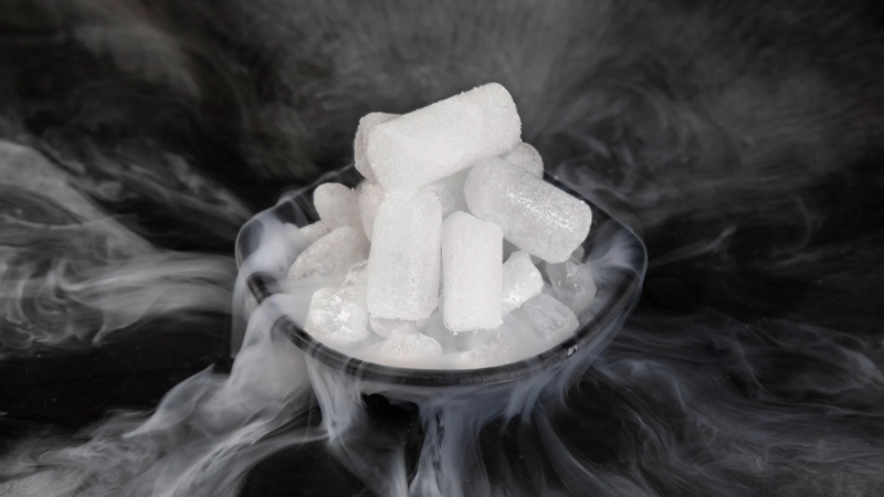 Đá khô thực chất là một dạng rắn của khí Carbon dioxide (CO2)