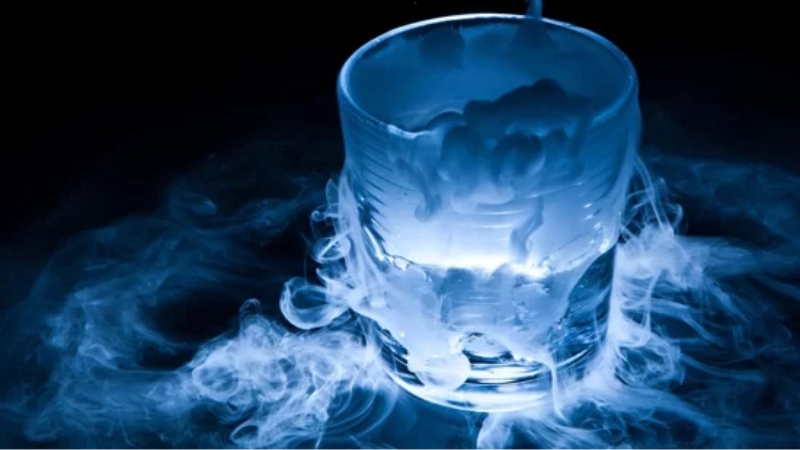 Những làn khói trắng dày đặc và bồng bềnh