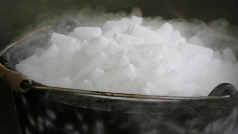 Đá khô có nhiệt độ khoảng -78,5°C nên khi chạm trực tiếp vào da có thể gây bỏng lạnh