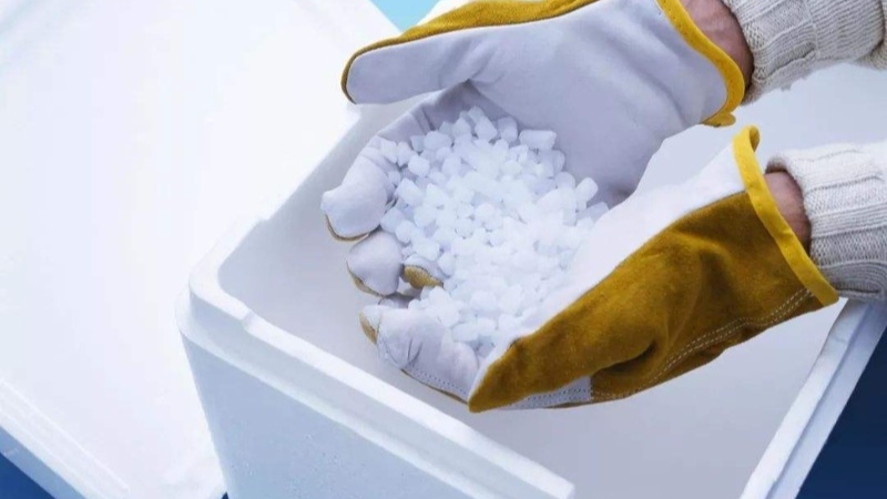 Bảo quản đá khô trong thùng xốp cách nhiệt