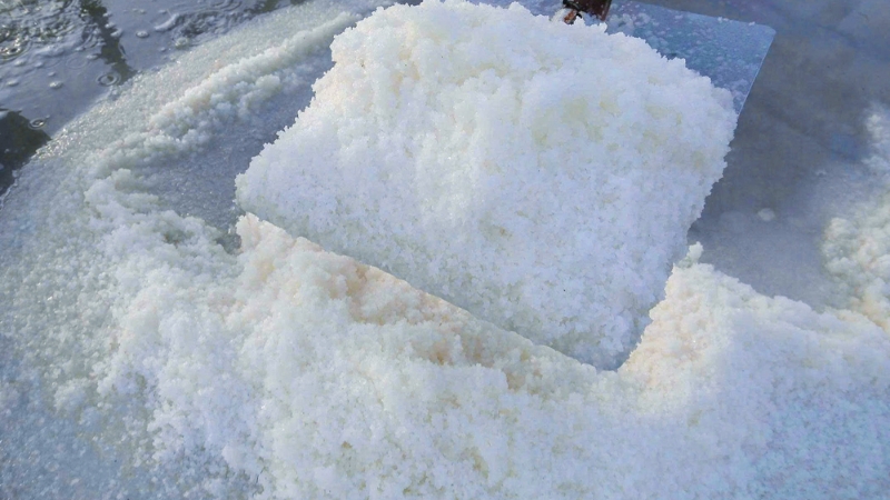 Muối hầm là loại muối biển tự nhiên được cho vào nồi đất nung