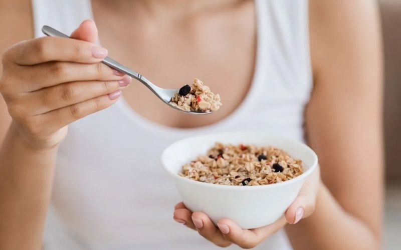 Bạn nên tăng lượng sử dụng ngũ cốc từ từ để tránh bị đầy hơi, chướng bụng