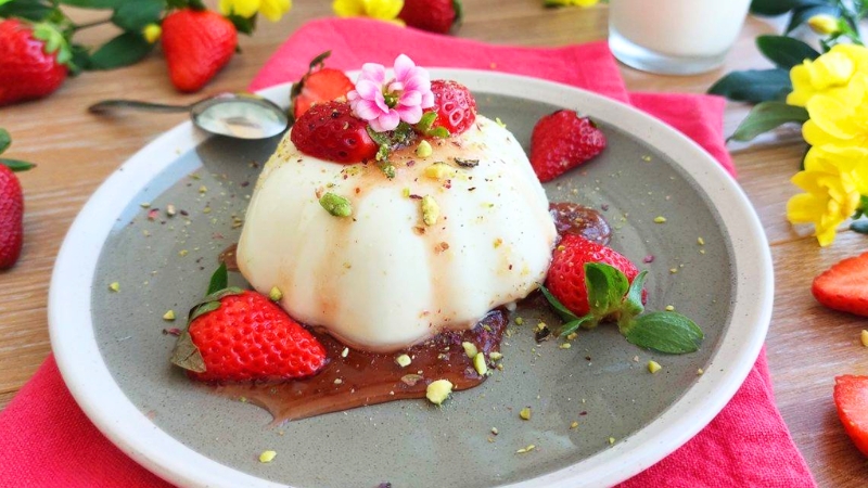 Panna Cotta là món tráng miệng được tạo thành bằng cách đun nóng hỗn hợp kem