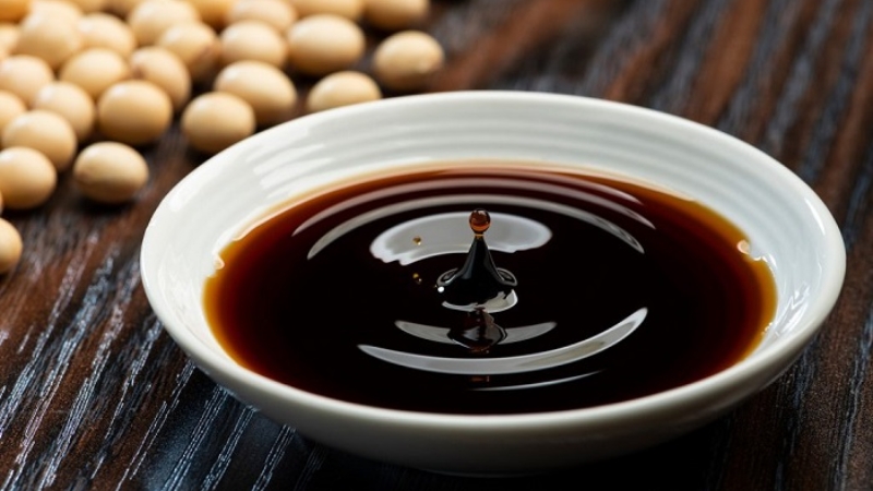 Xì dầu là một loại nước chấm có dạng lỏng, màu nâu sẫm đến đen