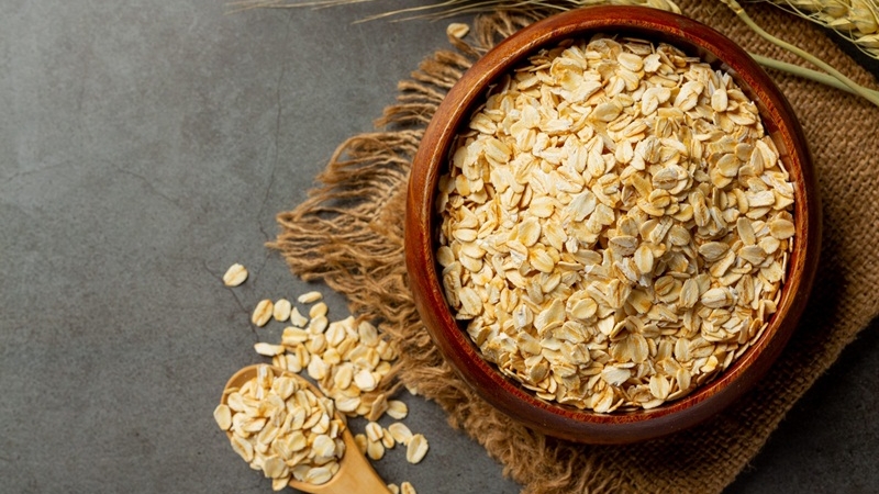 Đặc điểm nhận dạng của yến mạch là hạt có màu trắng hơi ngả vàng