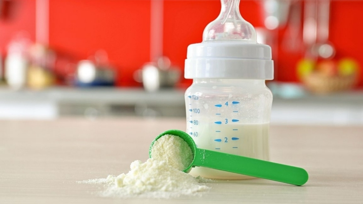 Pha sữa sai tỷ lệ là một trong những nguyên nhân làm bé bị táo bón