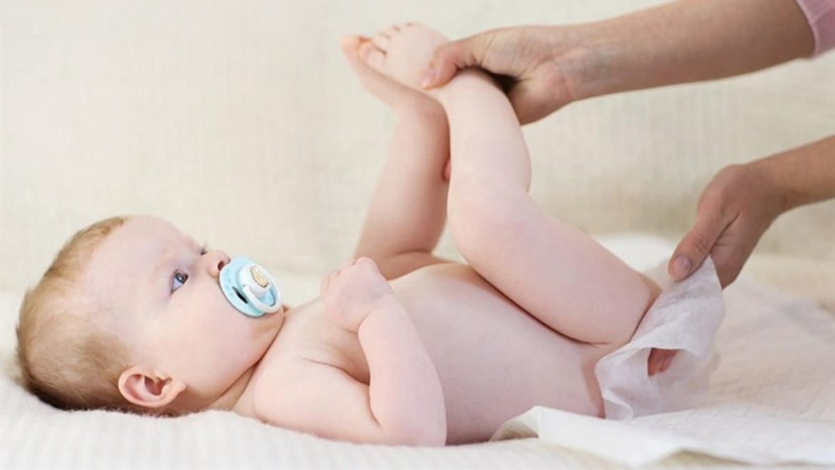 Dùng khăn bông khô, chất liệu mềm mại để thấm nhẹ nhàng lên da bé