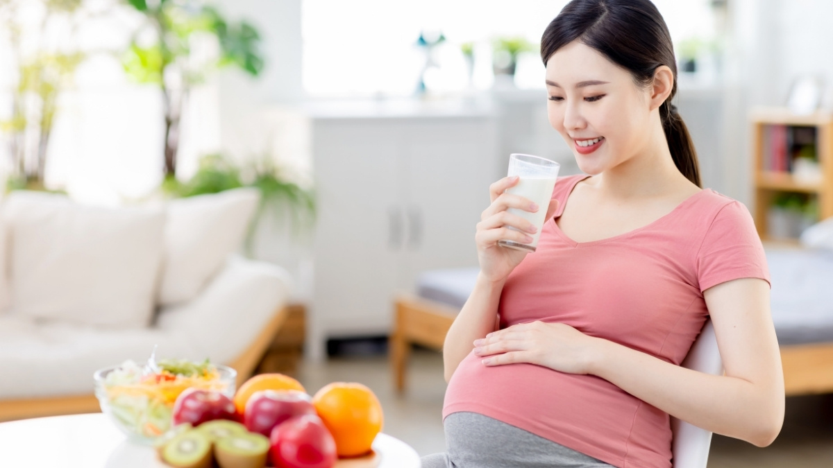 Nếu cảm thấy ngán khi uống, hãy chia nhỏ sữa thành 2 - 3 cữ/ngày