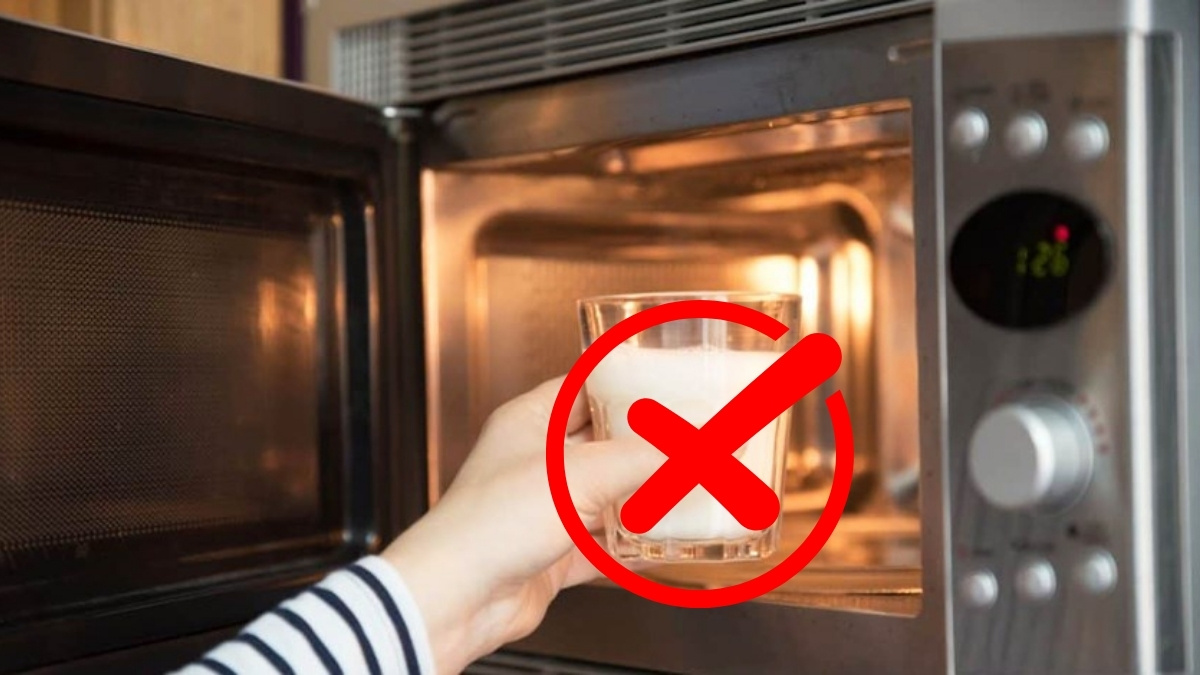 Không làm nóng lại bình sữa đã pha bằng lò vi sóng