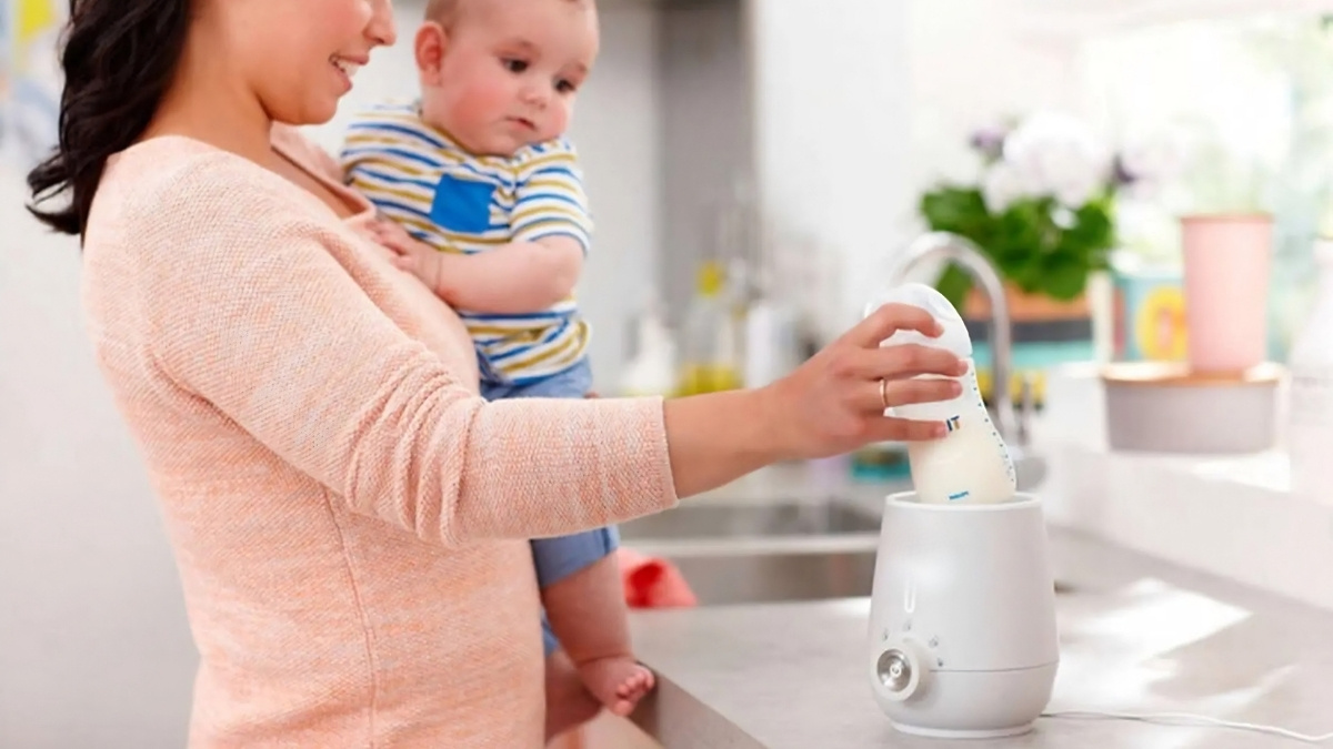 Dùng máy hâm sữa để làm ấm sữa trữ lạnh