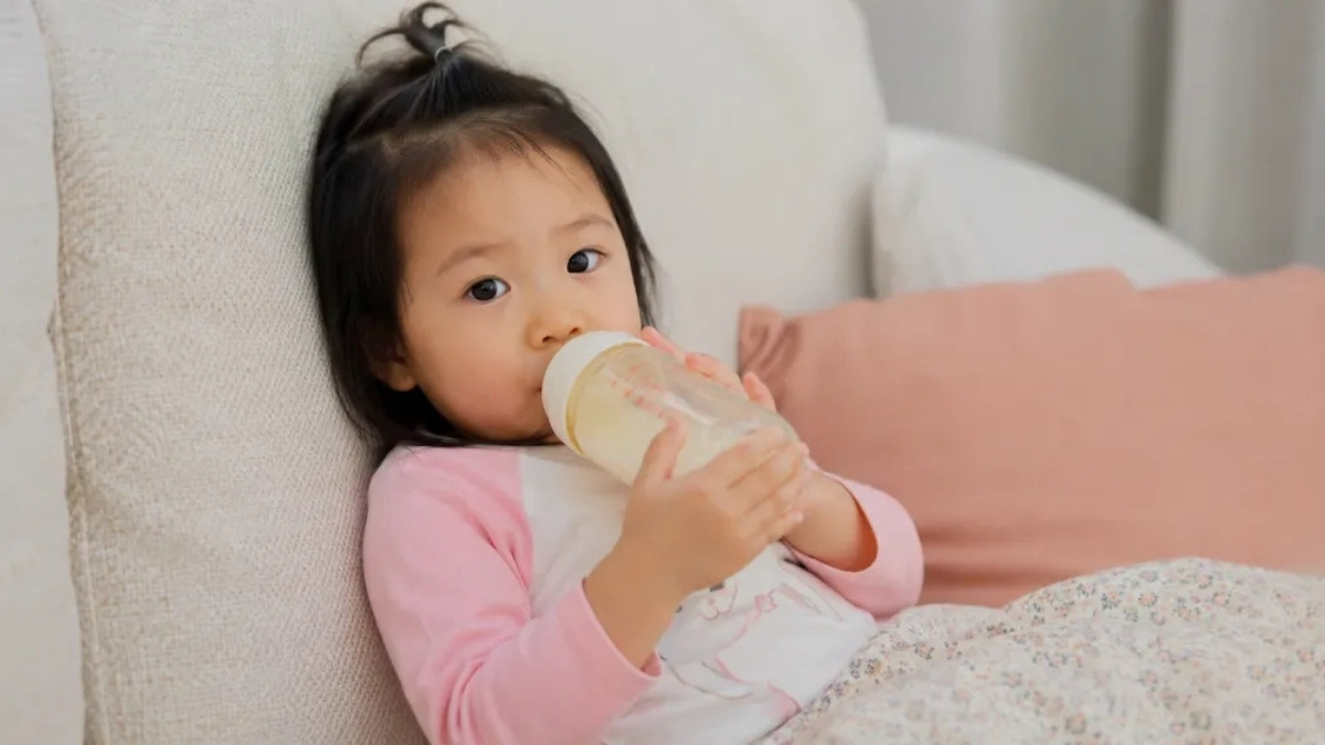 Tốt nhất nên cho bé uống sữa ngay sau khi pha và kiểm tra nhiệt độ