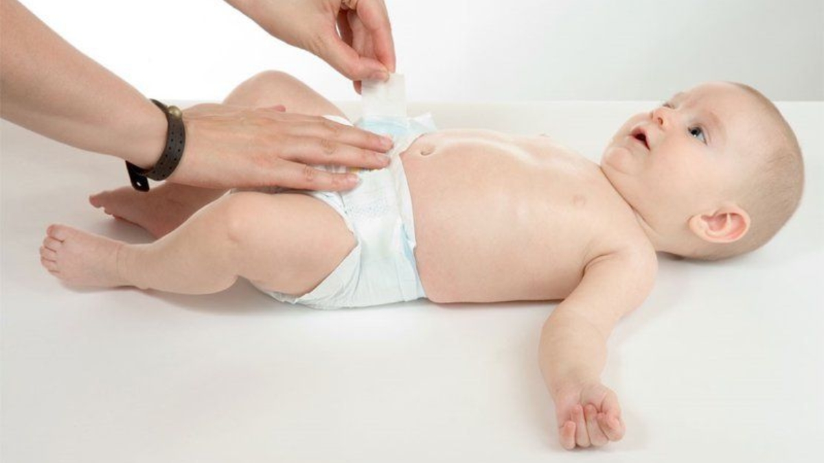 Tránh để mép tã cọ vào vùng rốn của bé