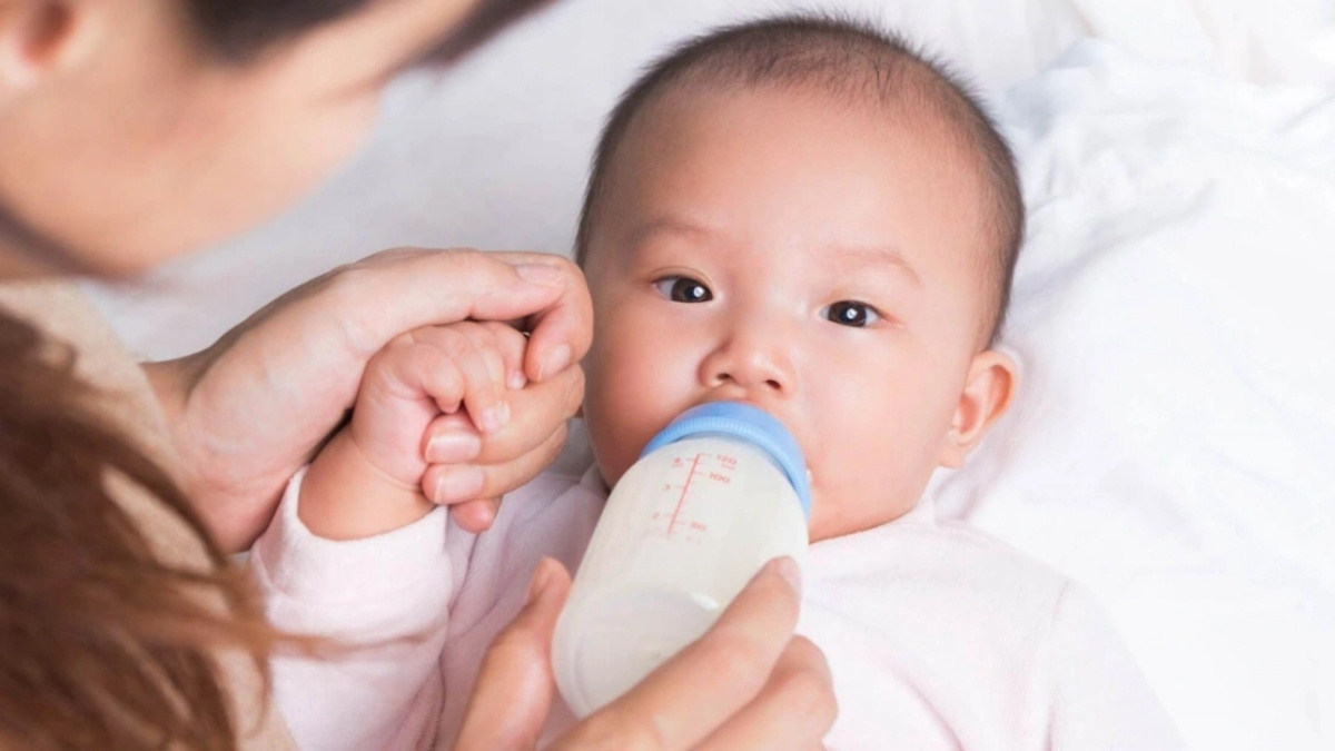 Ba mẹ không nên đổi sữa liền, cần cho bé làm quen từ từ