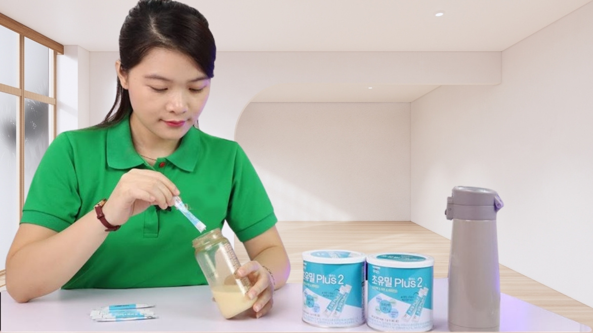 Trút toàn bộ 1 gói sữa non vào bình hoặc cốc