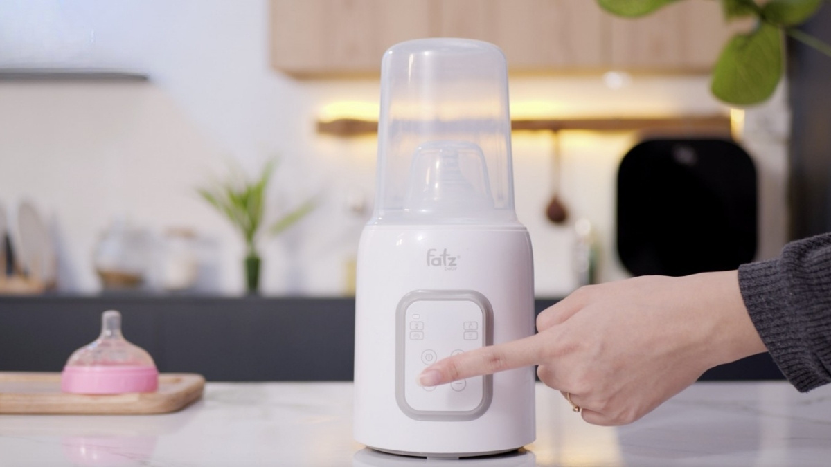 Dùng máy hâm sữa chuyên dụng hoặc ngâm nước ấm để giữ nhiệt
