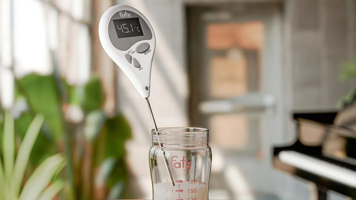Dùng nước ấm từ 40 - 45 độ C để pha sữa nhằm hạn chế vón cục