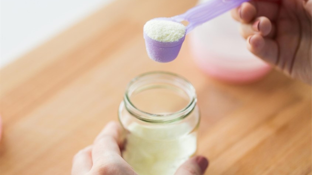Sử dụng muỗng lường đi kèm bên trong hộp sữa