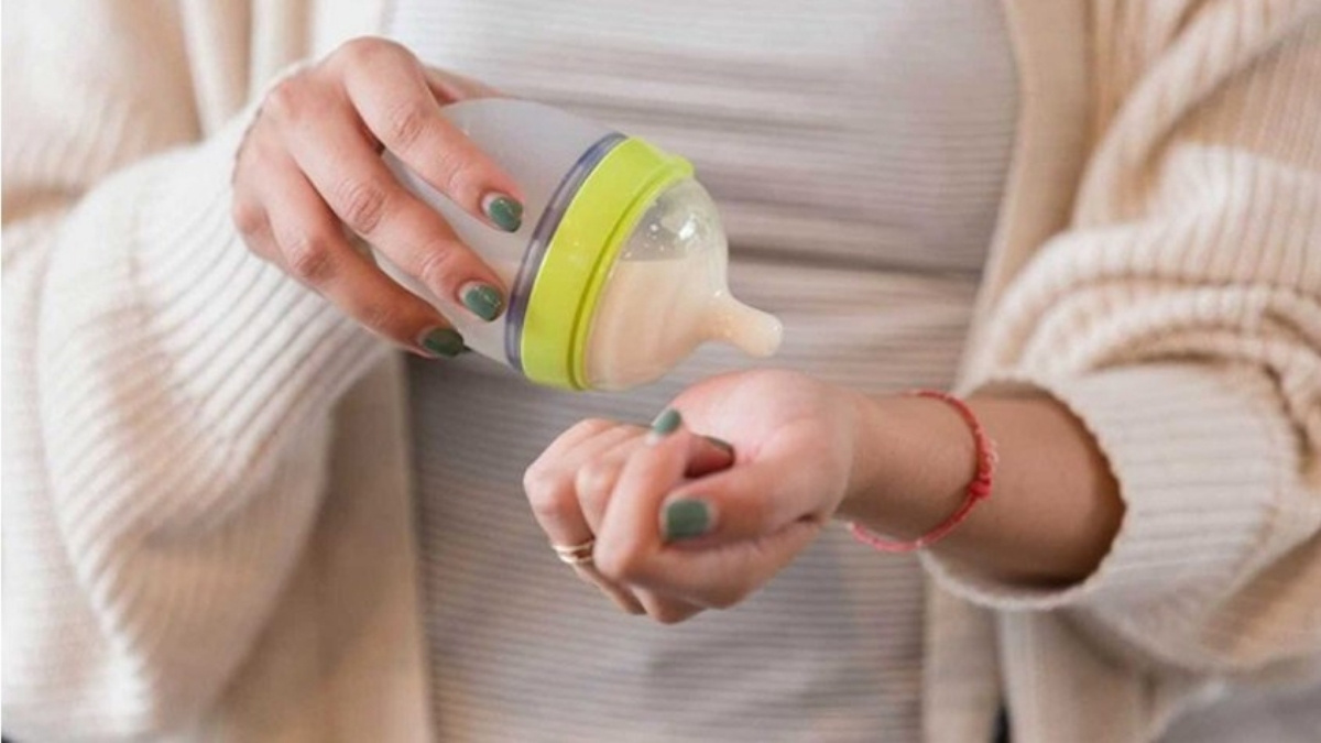 Ba mẹ cần kiểm tra lại nhiệt độ trước khi cho bé uống