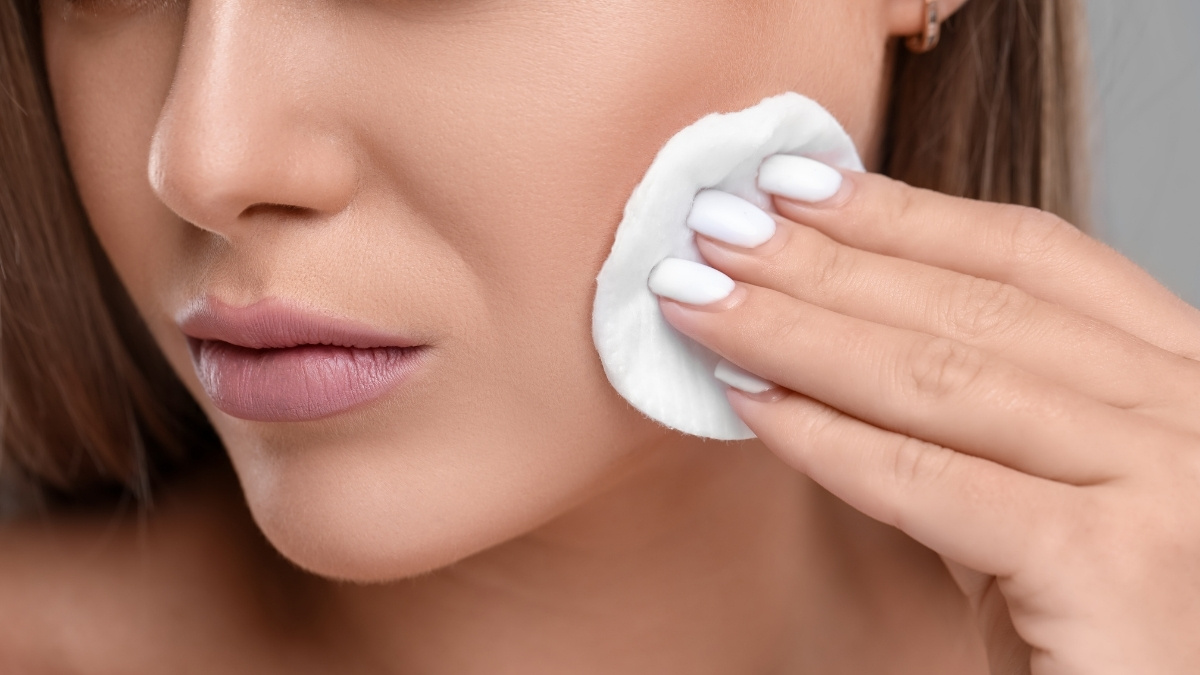 Tẩy trang và rửa mặt để loại bỏ bã nhờn