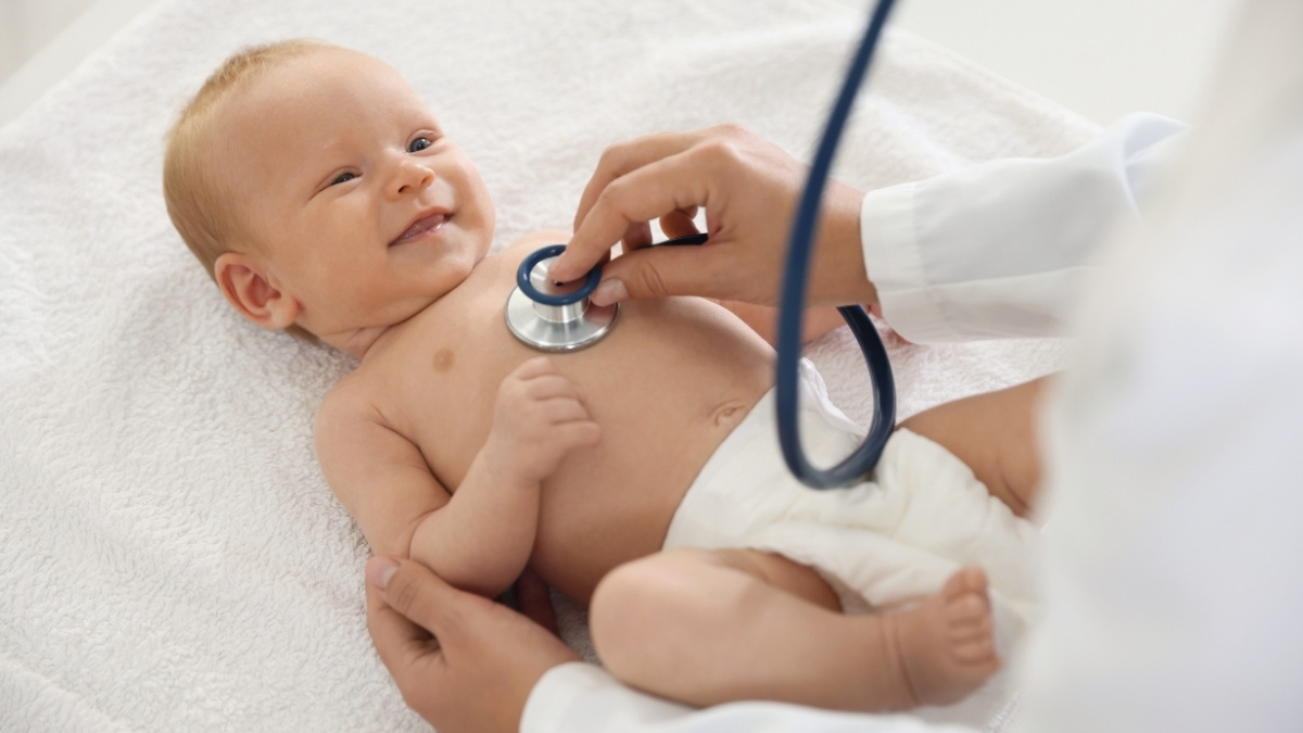 Tham khảo ý kiến bác sĩ khi bé có các dấu hiệu khác thường