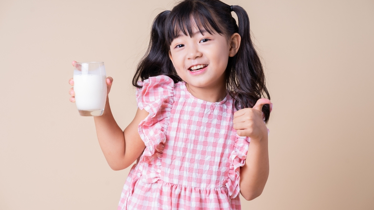 Thay thế từ từ một cữ sữa công thức bằng một cữ sữa tươi để dần làm quen
