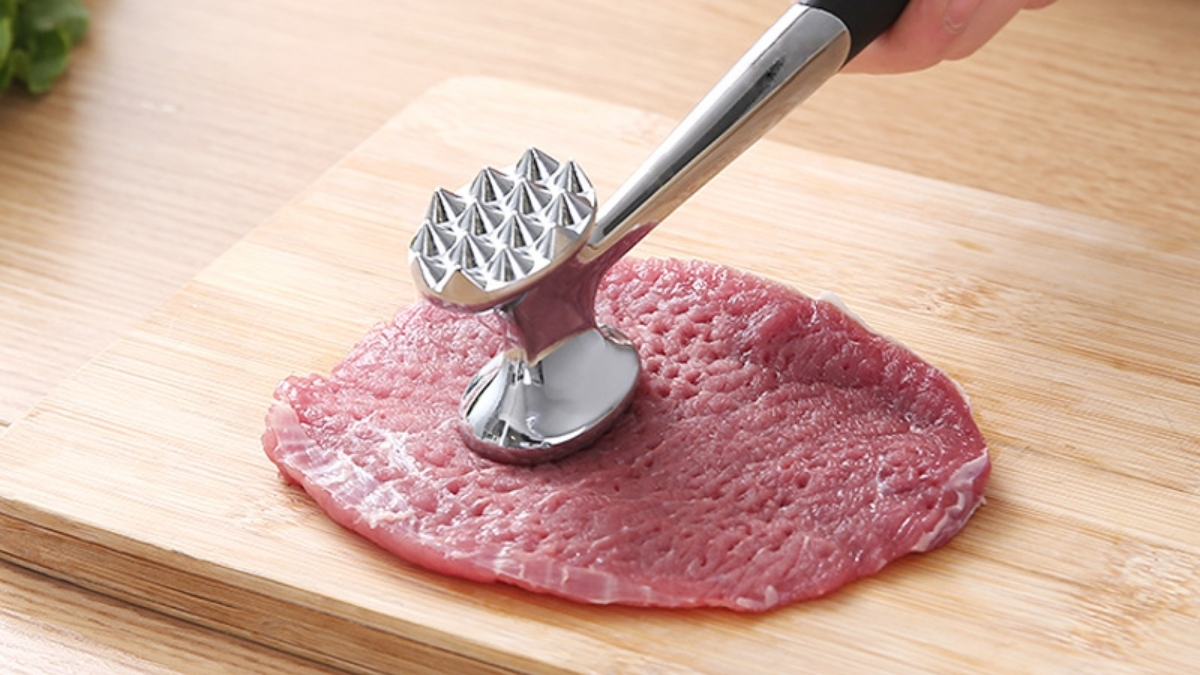 Dùng dụng cụ dần thịt