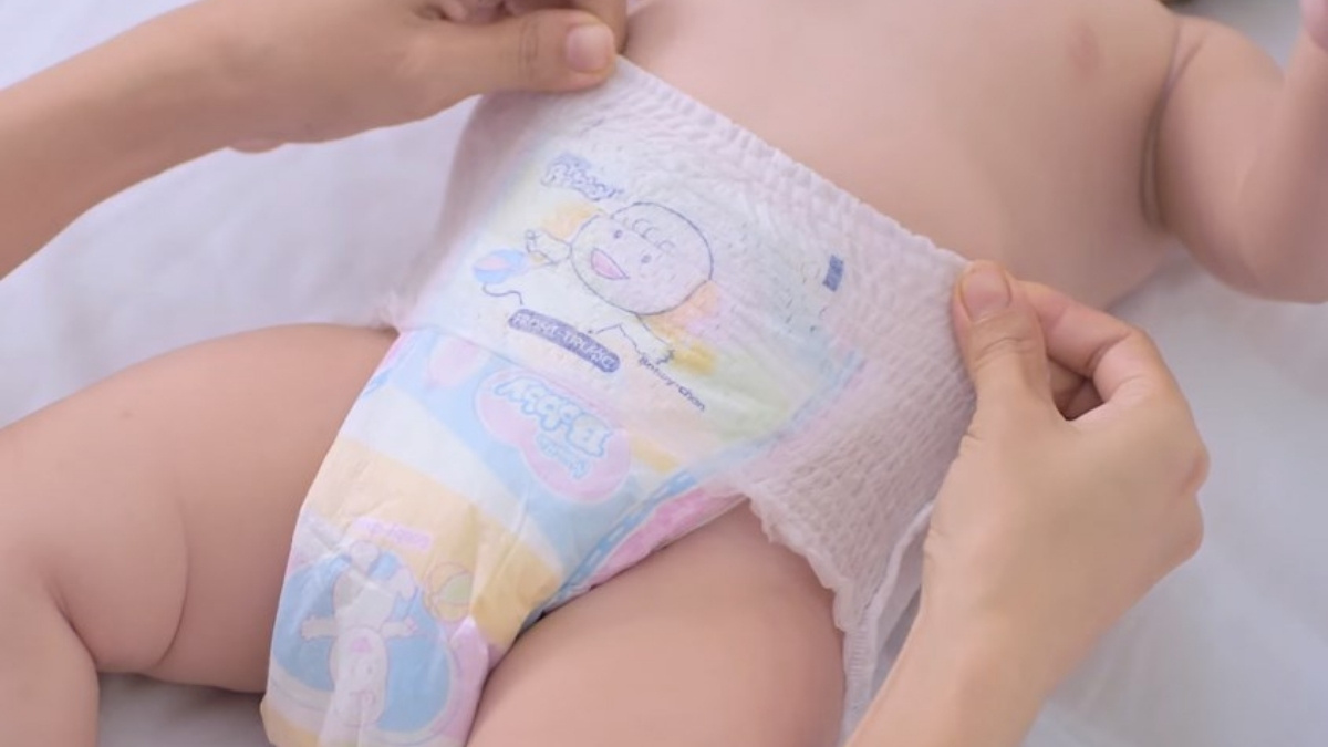 Phần chun bụng và chun đùi bị siết chặt thì nên tăng size tã cho bé