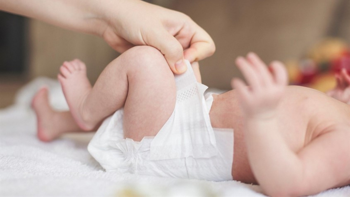 Khi mặc tã mới, hãy dán lỏng tay hơn bình thường