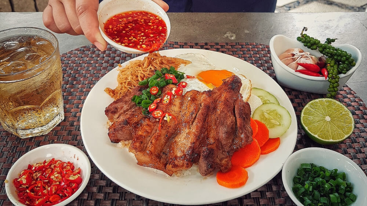 Chan trực tiếp lên đĩa cơm tấm sườn bì chả
