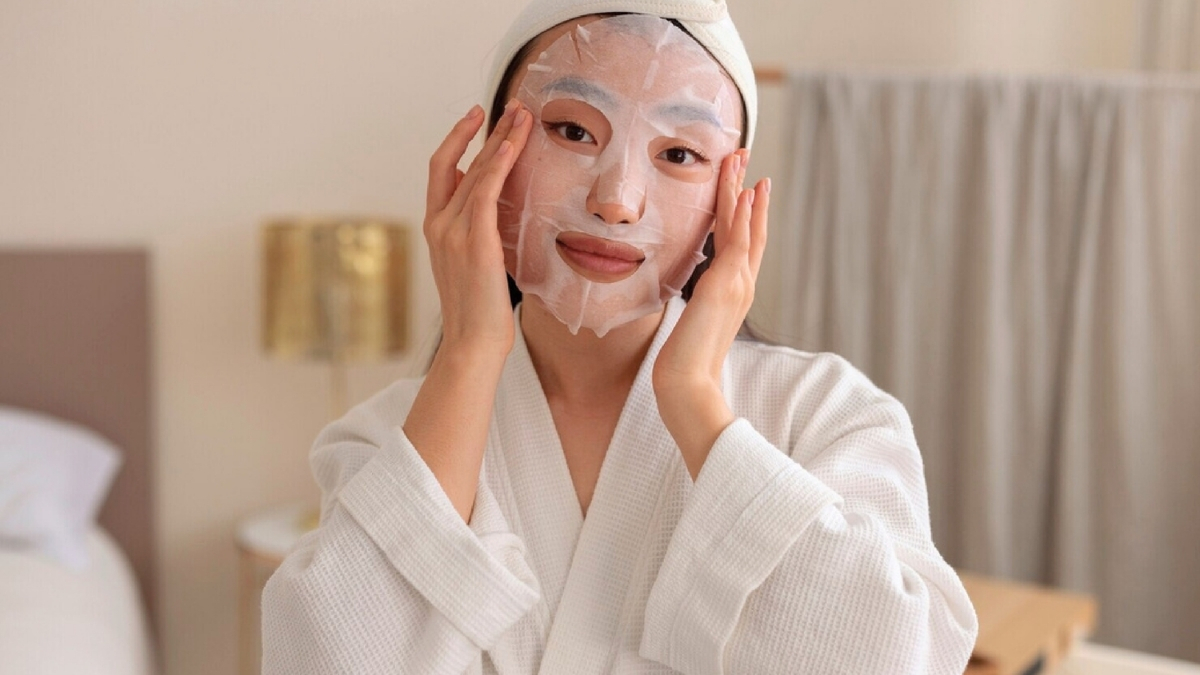 Thao tác đắp mặt nạ đúng cách đòi hỏi sự tỉ mỉ để hạn chế tối đa bọt khí